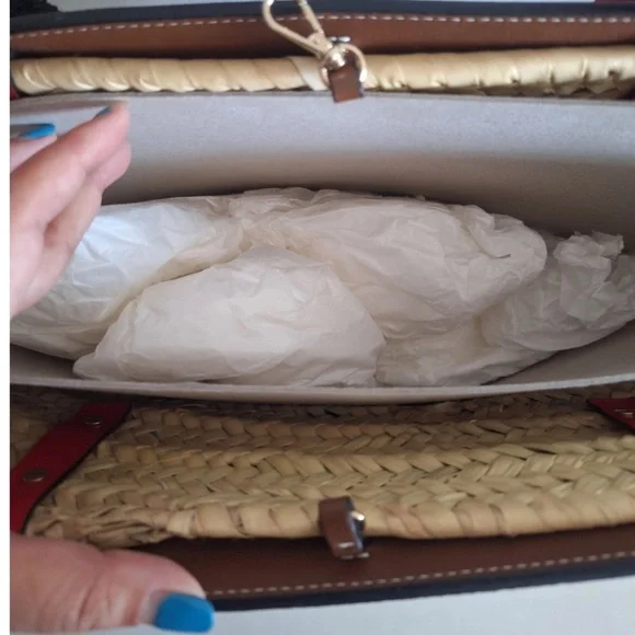 NEW CHRISTIAN LOUBOUTIN STRAW TOTE❤️ - Picture 4 of 6